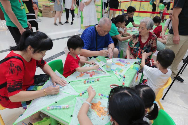 孩子们正快乐地参与在活动中1.jpg