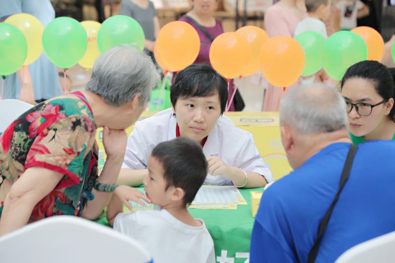 孩子及家长正在接受现场医师的专业指导.jpg