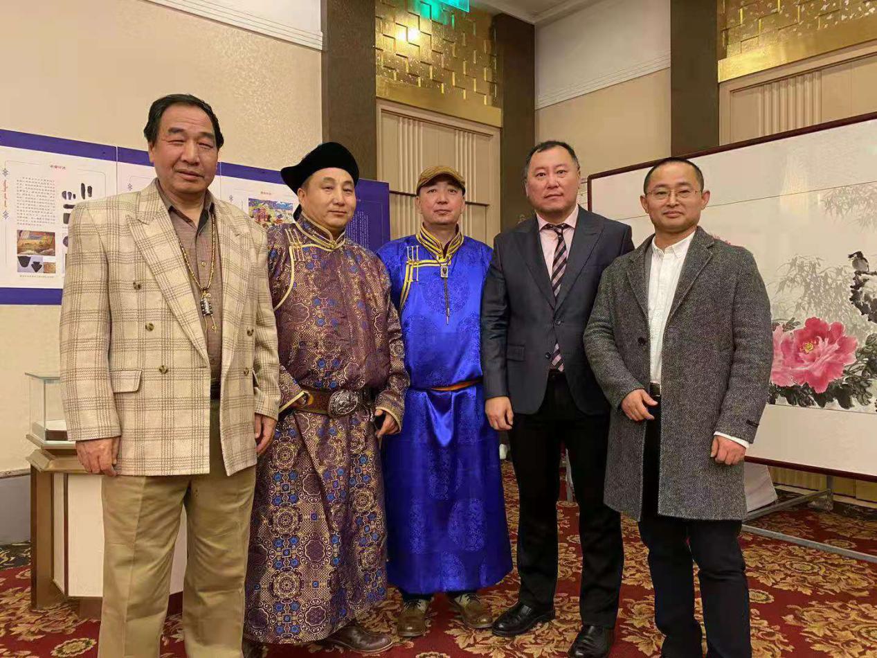 蒙古语言学家格日勒图向观众介绍展品