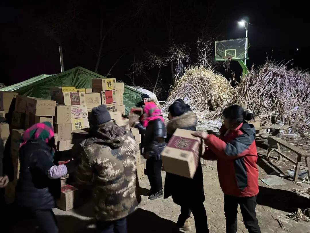 争分夺秒星夜驰援！阿宽食品18000份物资已送达甘肃地震灾区人民手中