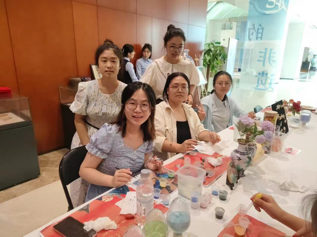 釉色流转承古韵，青春执火续新章：中央民大实践团队探访香河景泰蓝艺术展